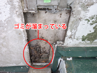 千葉県富津市　外壁塗装　屋根カバー工法　下地の処理　外壁内にゴミが溜まっている